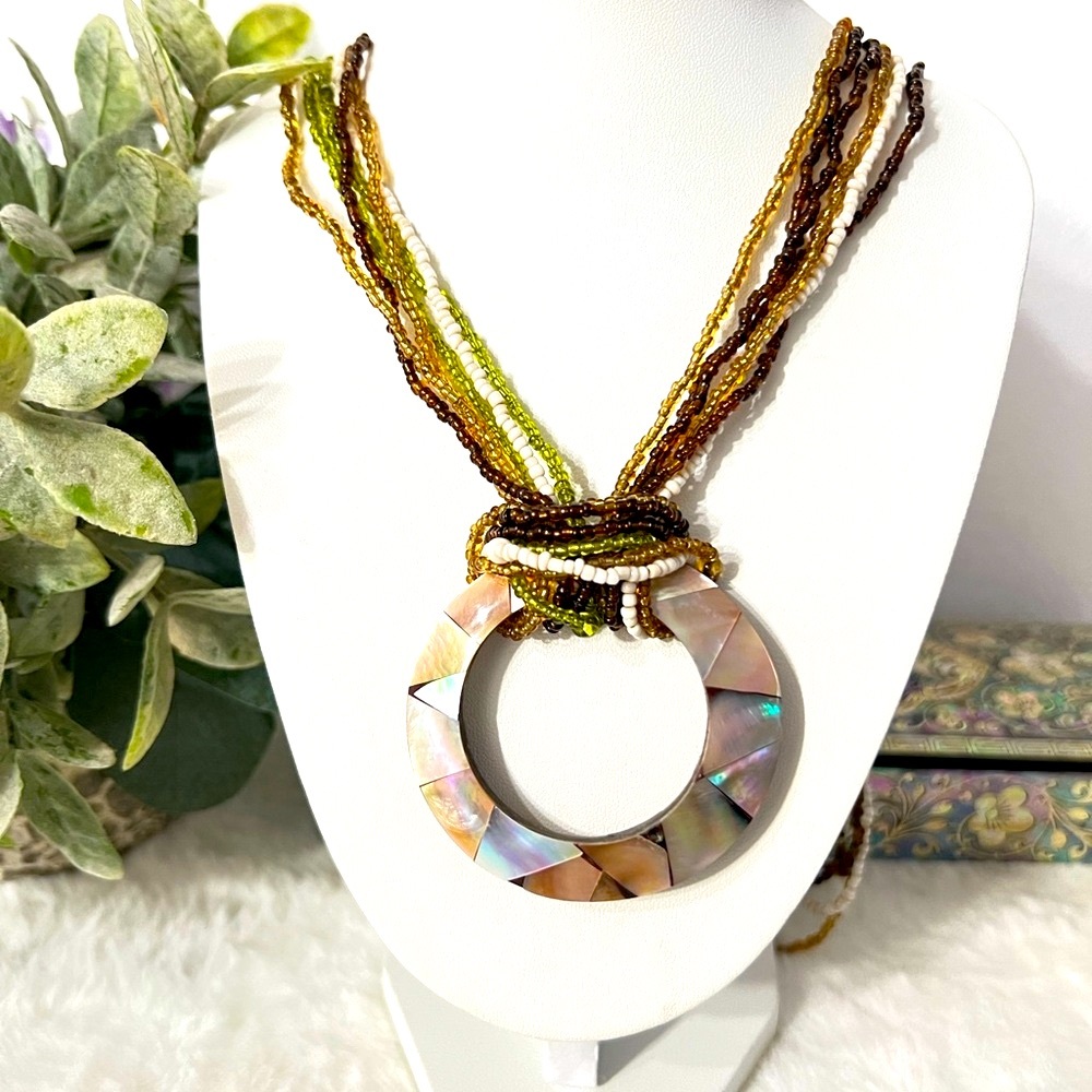 SHELL ABALONE
NECKLACE mother of pearl and beads Necklace